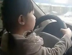 Heboh! Bocah Perempuan 4 Tahun Mengemudi di Jalanan