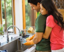 Lihat Suami Cuci Piring Bisa Tingkatkan Gairah Seks 