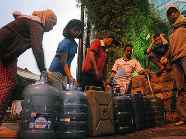 Krisis Air Bersih Akibat Tanggul Jebol