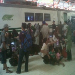 Puncak Arus Balik Lewat, Stasiun Pasar Turi Masih Ramai 