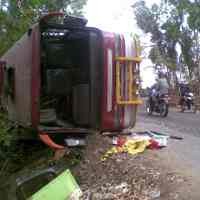 Bus Rombongan Pengiring Pengantin Terguling di Pacitan