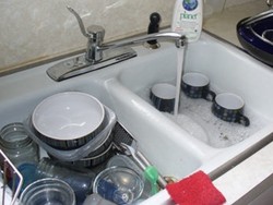 Yuk, Bersihkan Peralatan Makan!