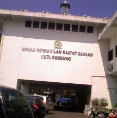 Gedung DPRD Bandung Lengang, Setwan Masuk Setengah Hari