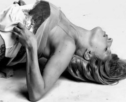 Lady Gaga Nyanyi Tanpa Celana Dalam