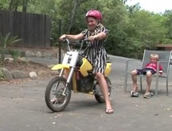 Cabut Gigi Anak dengan Motor Minicross