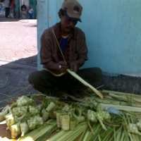 Lebaran Ketupat Telah Tiba, Pedagang Janur Panen