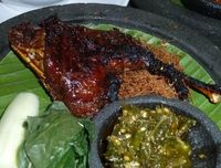 Yuk, Cicip Bebek Bakar Cobek Ijo!