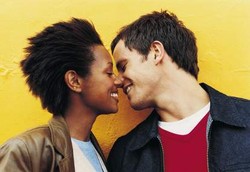 Ciuman Bisa Cegah Gigi Berlubang?