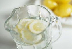 Minum Air Hangat & Lemon di Pagi Hari Bantu Turunkan Berat Badan