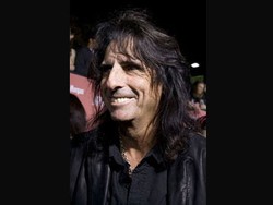 Menurut Alice Cooper, Lady Gaga Mirip Dirinya