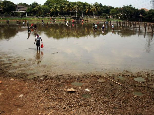 Mencari Ikan di Setu Pondok Labu
