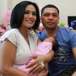 Krisdayanti Pilih Serba Kuning Agar Sang Bayi Pintar