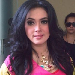 Dikabarkan Dekat, Syahrini Hanya Kagumi Ustadz Solmed