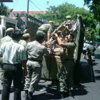 Patung Kritik Sosial di Depan Balai Kota Surabaya Dibongkar Satpol