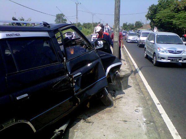 Panther Naas Tabrak Lampu Jalan
