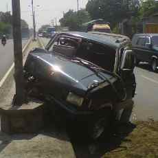 Panther Tabrak Tiang PJU, 7 Penumpang Luka-luka