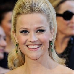 Reese Witherspoon Tertabrak Mobil Saat Jogging