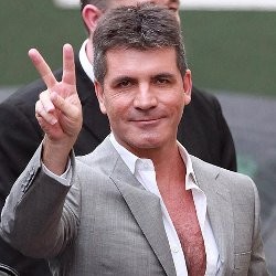 Simon Cowell Tiduri Dua Perempuan Sekaligus