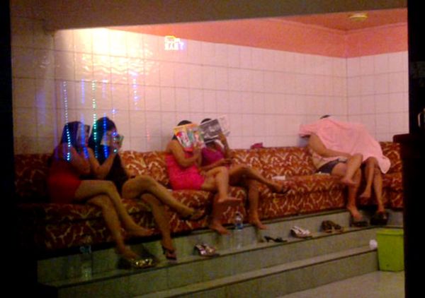 Penghuni Lokalisasi di Surabaya Dirazia