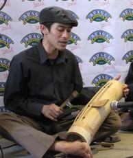 Paper Back, Suguhkan Musik Karinding Blues