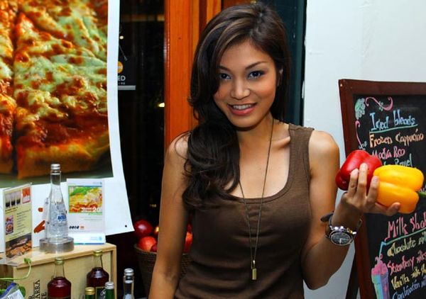 Cantiknya Chef Karen Charlotta