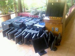 Polisi Gerebek Judi Online Berkedok Warnet di Penjaringan 