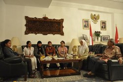 Ani Hampir Dikeroyok Massa, Eliya Nyaris Tertembak Saat Jemur Pakaian