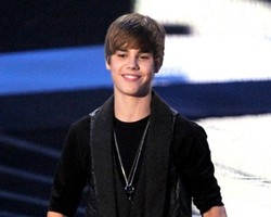 Justin Bieber Suka Pakai Busana untuk Wanita