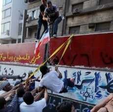  Demonstran di Mesir Robohkan Dinding Kedutaan Israel