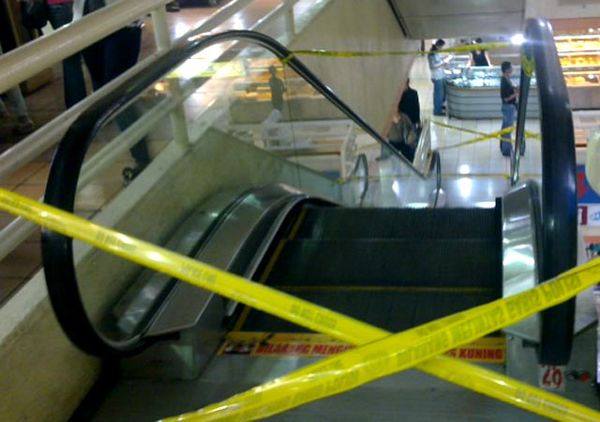 Eskalator ITC Mangga Dua Diberi Garis Polisi