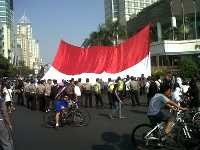 Peringati 9/11, Bendera Raksasa Dibentangkan di Depan Bundaran HI