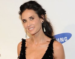 Demi Moore Pamer Foto Topless di Twitter