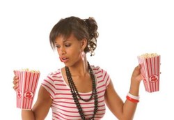 Biar Tak Cepat Gemuk, Biasakan Ngemil Pakai Tangan Kiri