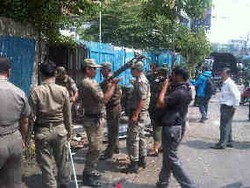 Belasan PKL di Jl Sabang Digaruk Satpol PP