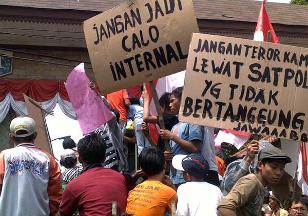 Warga Cakung Demo Kantor Walikota Jaktim Warga Cakung Demo Kantor Walikota Jaktim
