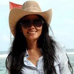 Menyanyi Sambil Gebuk Drum ala Titi Sjuman