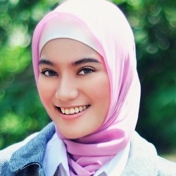 Jilbab Tak Pernah Halangi Kegiatan Nurul Adiyanti