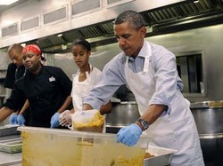 Presiden Obama Memasak di DC Central Kitchen