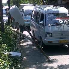 Hindari Sedan, Sebuah Truk Tabrak Tiang Listrik