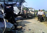 Bus dan Minibus yang Bertabrakan Dievakuasi