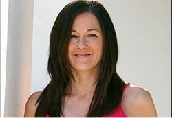 Berulang Kali Kanker Payudara, Malah Jadi Model Iklan Bra