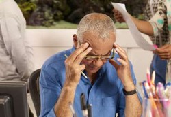 Saat Sakit Kepala, Ubah Posisi Duduk Jadi Tegak