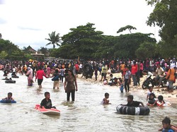 Wow , Pantai Bandengan Jepara Juga Indah 