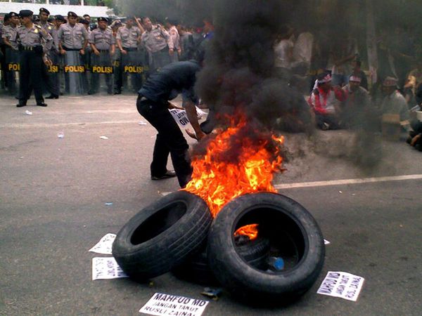 Pemilukada Ditunda, Massa Blokir Jalan