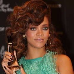 Keluarga Ingin Rihanna Kembali ke Pelukan Chris Brown