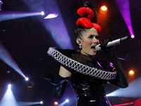 Gaya Unik dan Nyentrik Mulan Jameela