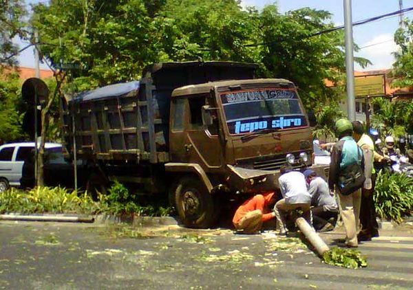Truk Pasir Seruduk Tiang PJU