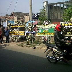 Puluhan Papan Bunga untuk Dewa Calung Penuhi Rumah Duka