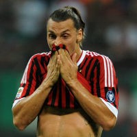 Ibra Diragukan Tampil Kontra Napoli