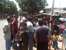 Lawan Penggusuran, Warga Cakung Bawa Bambu Runcing Hadang Satpol PP 